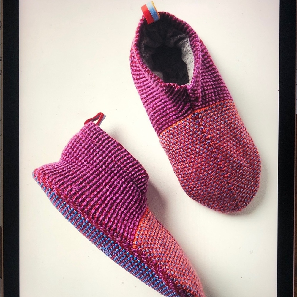 Bombas Jacquard Knit Gripper Slippers Size M (9- 11.5)